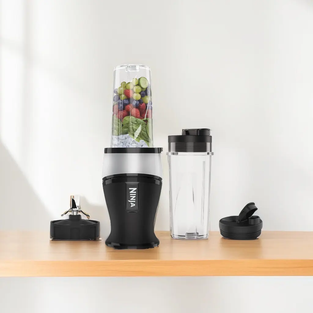 Ninja 700W Mixeur Slim et Smoothie Maker, 2x 470ml gobelets avec couvercles &agrave; bec, mixeur personnel, &eacute;crase la glace et les fruits congel&eacute;s, argent/noir
